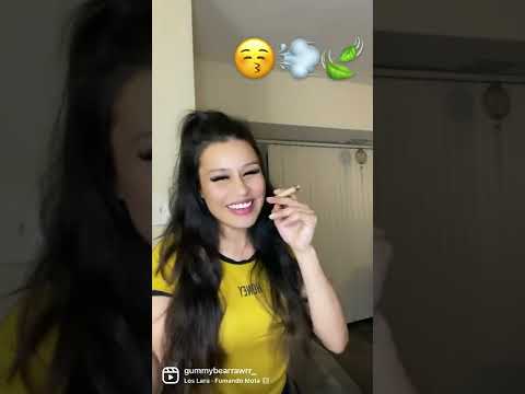 I went viral and got 1.2 MILLION VIEWS🤩🤯 Fumando Mota 😚💨🍃 #shorts #shortvideo #smokinggirl #fyp