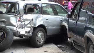 preview picture of video 'SUV hits parked cars in Lancaster city'