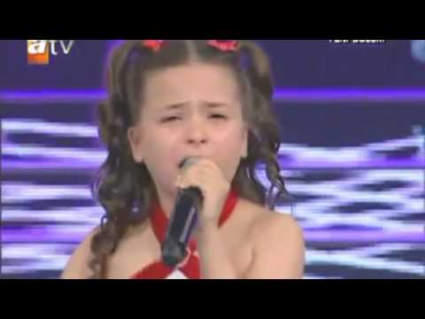 Berna e vogël qan derisa i këndon nënës së saj (Berna Karagözoğlu )