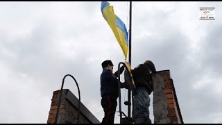 preview picture of video 'Сепаратисты сбежали из Енакиево бросив своих! Над горсоветом снова флаг Украины! 20.04.14'