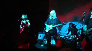 The Dum Dum Girls - Heartbeat (live)