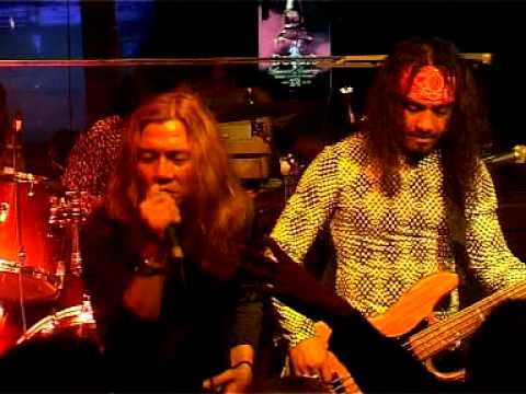 May - Meniti Suratan (Live & Unplugged)