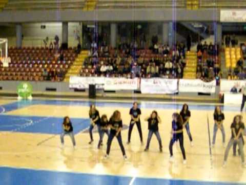Partido Liga EBA Bball-Unicaja, tiempo muerto amenizado por las chicas y chicos de EDADE