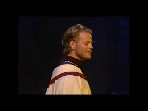 Mark Seibert performing Sogar der Regen schweigt still heut Nacht