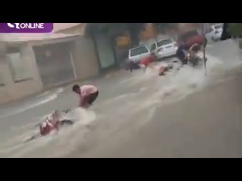 Chuva forte derruba motociclistas no Centro de Guaraciaba do Norte #ceará. Imagens direto do local: