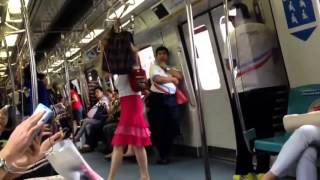 Penari Ballerina Dalam MRT Singapura