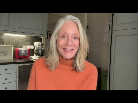 Bonnie Garmus accepts the Dymocks Book of the Year 2022