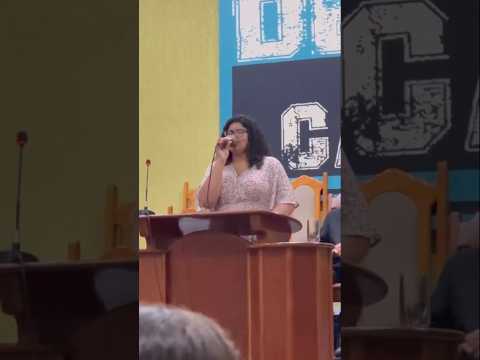 Cantando o hino “O Rosto de Cristo” de Sarah Farias em Resplendor Minas Gerais, Brasil.