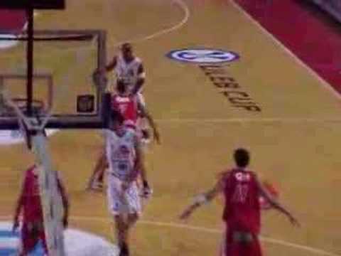 19 05-01-08 Charleroi-BCO - Jerry Green klimt boven iedereen