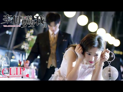 Gadis licik itu menuangkan air ke Cinderella di jamuan makan, tapi tiba-tiba air itu mengenai Bosnya