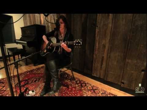 AMELIA CURRAN "Modern Man" | Soundboard.ca