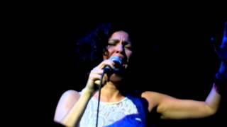 Elena Gadel cantando "Bebiendo a Sorbos" en la sala B de Luz de Gas
