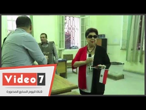 رجاء الجداوى ترتدى علم مصر أثناء إدلائها بصوتها بالدقى