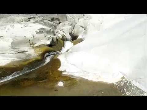 The Bratica creek: water and smoothed rocks