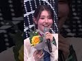 the way I.N give MIYEON the flowers
