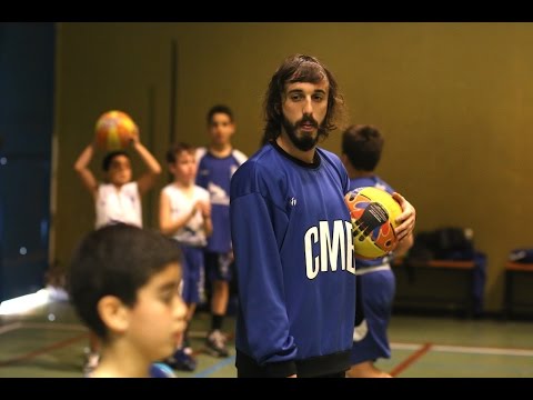 Pelayo Larraona enseña sus 'secretos' al minibasket masculino