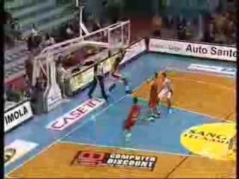 Aradori stoppa, poi alley-oop per Nick George