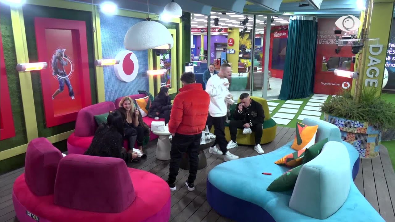 Ta ndezim edhe një…/ Banorët pijnë cigaret e fundit para lirimit të 'rekrutëve'