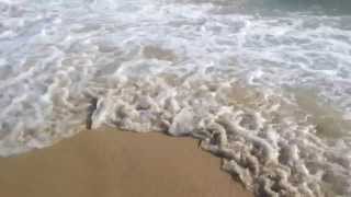 preview picture of video 'Geremeas: le onde si infrangono sulla sabbia (Luglio 2012)'