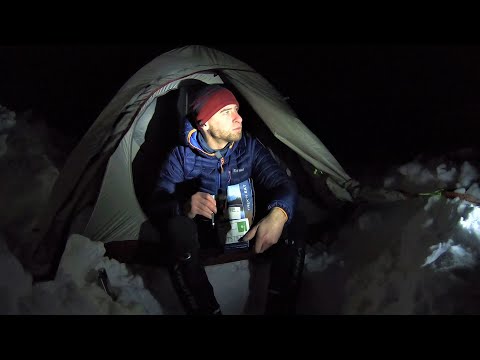 Zimowy biwak w górach | rozbicie namiotu w śniegu | zmagania z wiatrem | Outdoor & Bushcraft