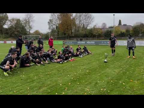 Siegerehrung Kreispokalsieger 2024/25 Heider SV vor Fans  © 2024 Volker Schlichting