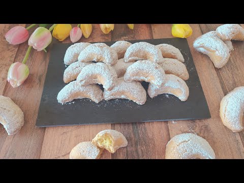 Biscotti di frolla ripieni di pasta di mandorle