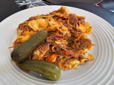 Trhane halušky s trhaním hovädzím mäsom .Rómske jedlo.