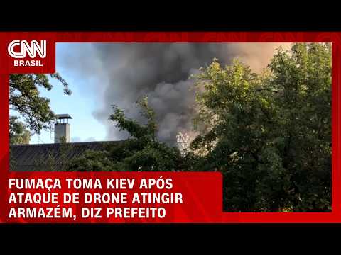 Vídeo: Fumaça toma Kiev após ataque de drone atingir armazém, diz prefeito | CNN BRASIL