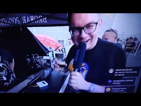 Tomasz Kopyra wącha mikrofon na WFDP