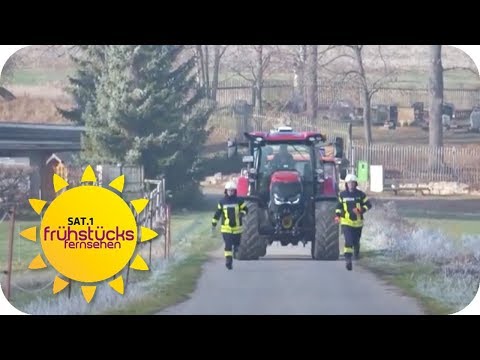 Feuerwehreinsatz zu Fuß: Kein Geld für neuen Feuerwehrwagen! | SAT.1 Frühstücksfernsehen | TV