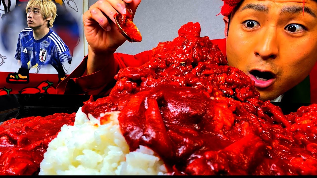 サッカー日本代表の伊東純也選手の週刊誌記事をおかずに世界一辛いカレー食べてみた。