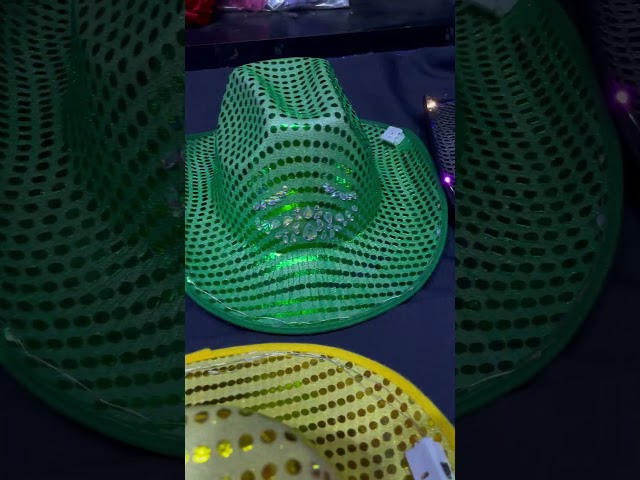 Vídeo relacionado con Sombrero De Vaqueros Con Luces LED, Sombrero De Vaqueros Iluminado Para Mujeres Y Hombres, Sombreros Iluminados Con Purpurina De Neón, Gorras De Vaqueros De Moda Para Fiestas De Halloween Y Discotecas