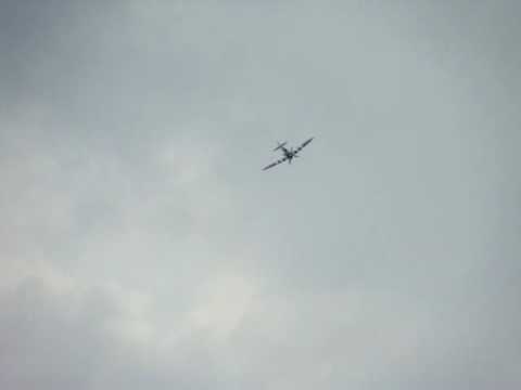 Biggin Hill 2010 - Spitfire & Bf109