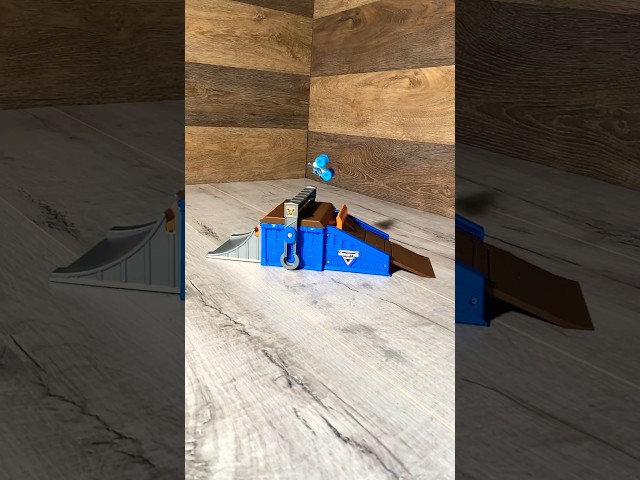 Vídeo relacionado con Monster Jam - Pista DE Juguete Y Coches - Mini Freestyle Flip Arena con 2 Mini Coches de Juguetes 6064037 - Juguetes Niños 3 Años +