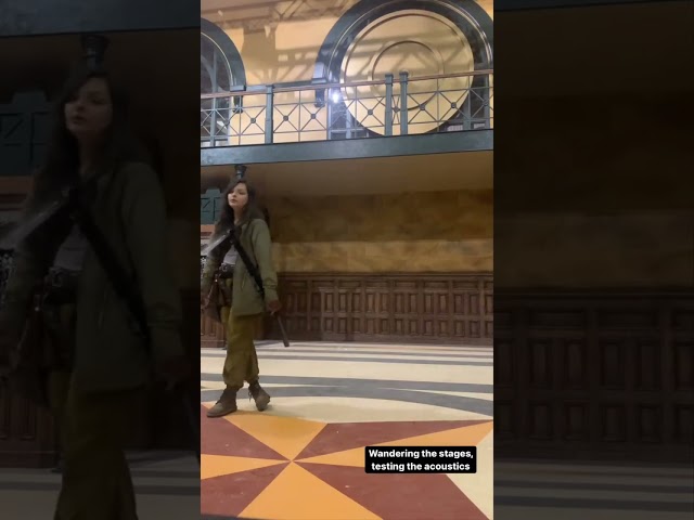 Vídeo relacionado con Cassady McClincy (Lipstick) Big Head. Máscara más Grande Que la Vida.