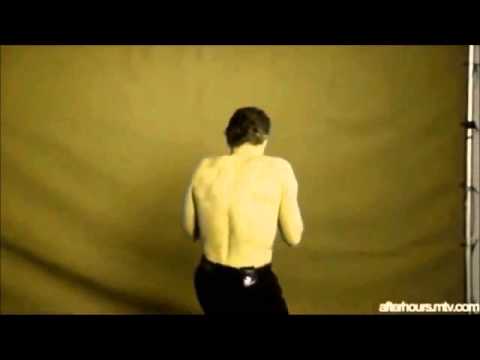 VAN DAMME BAILANDO UNA VAINA LOCA...