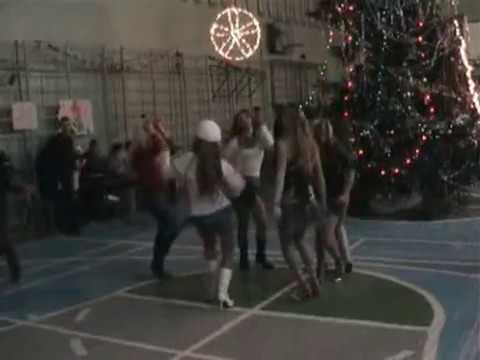 Новорічне свято біля ялинки у СШ № 5. Бал-Маскарад. 2004. 12. 25.