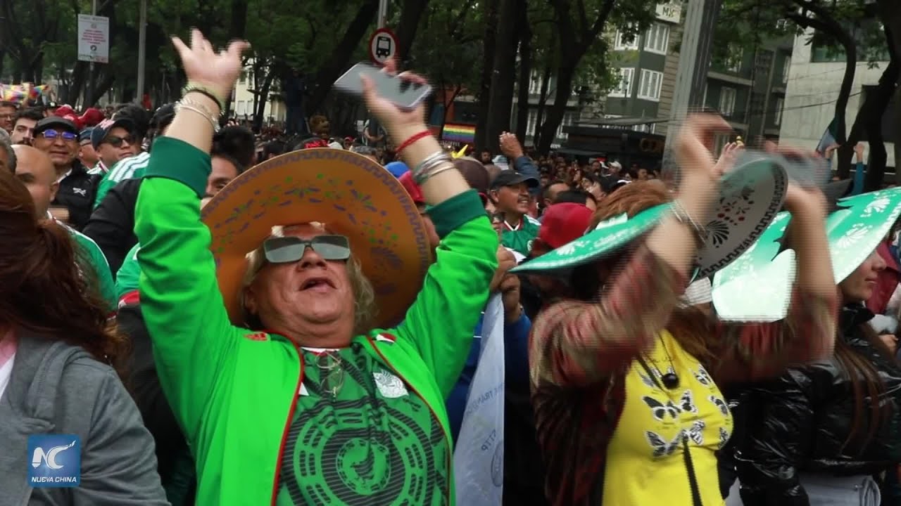 Miles de personas en Ciudad de México forman "ola" en busca de récord Guinness rumbo al Mundial 2026