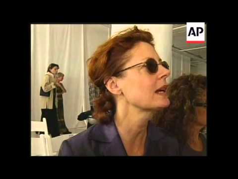 USA: NEW YORK: DESIGNERS STAGE SPRING 1999 FASHION SHOW