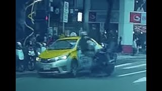 起飛了，機車撞擊違停計程車（畫面左側）（2022.02.09 台北市中山區民生東路一段