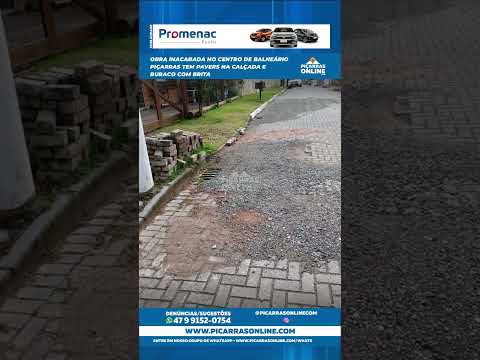 Obra inacabada no Centro de Balneário Piçarras tem pavers na calçada e buraco com brita