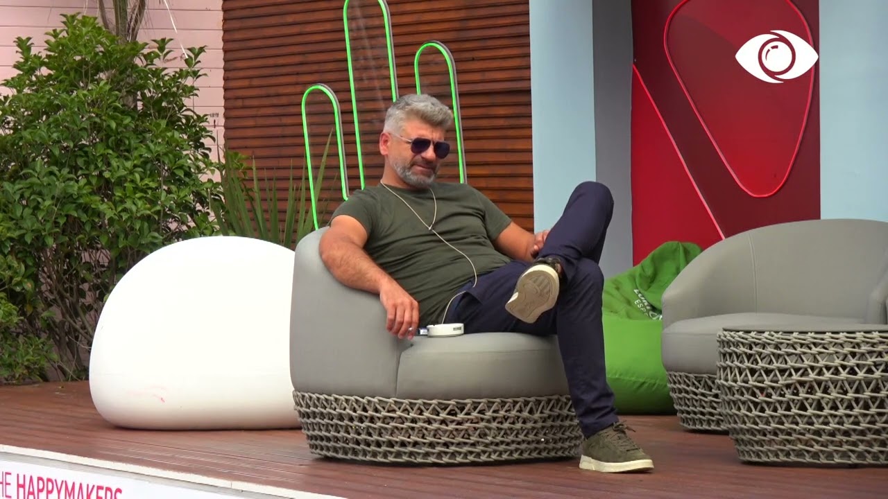 Luizi dhe Qetsori qëndrojnë në oborr