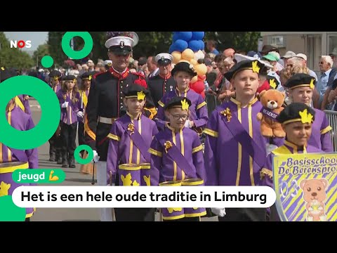 Kinderen schieten, marcheren en trommelen tijdens oud feest