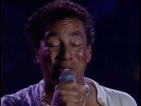 Marv Tarplin Live Playing the Intro to (with Smokey Robinson singing) The Tracks of My Tears