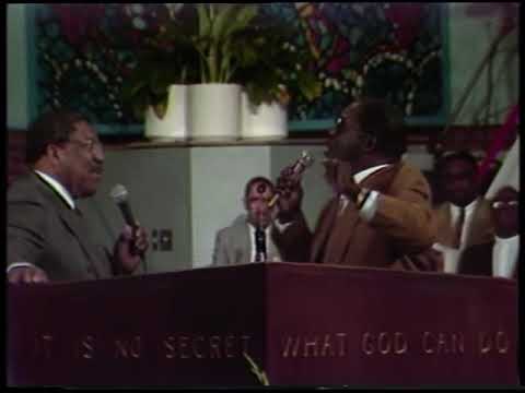Pop Winans & Rev. Clay Evans Sing "Must Jesus Bear The Cross Alone"