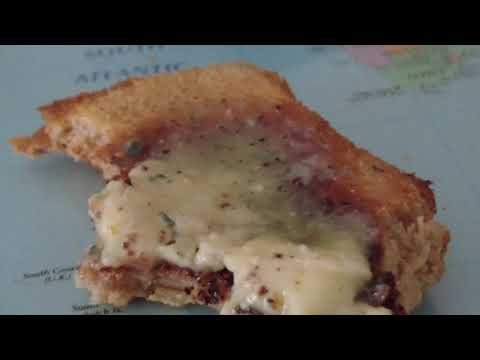 MongoTV_8317 - Min Frokost - RISTET SVENSK Luksus TOASTBRØD Medc BLÅSKIMMELOST og TUNSALAT