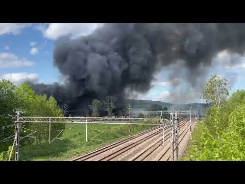 Flera stationer bekämpar enorm brand som sprider sig i Södertälje • Tågtrafik stoppad