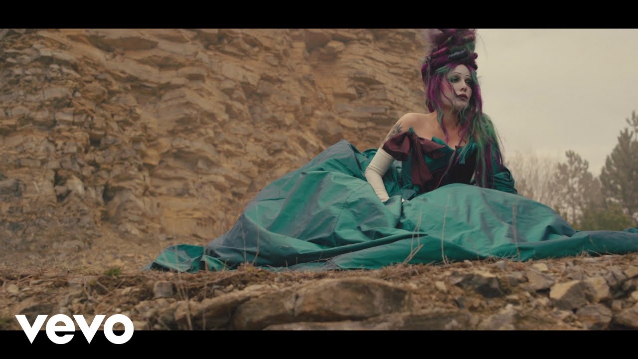 Halsey — Girl is a Gun