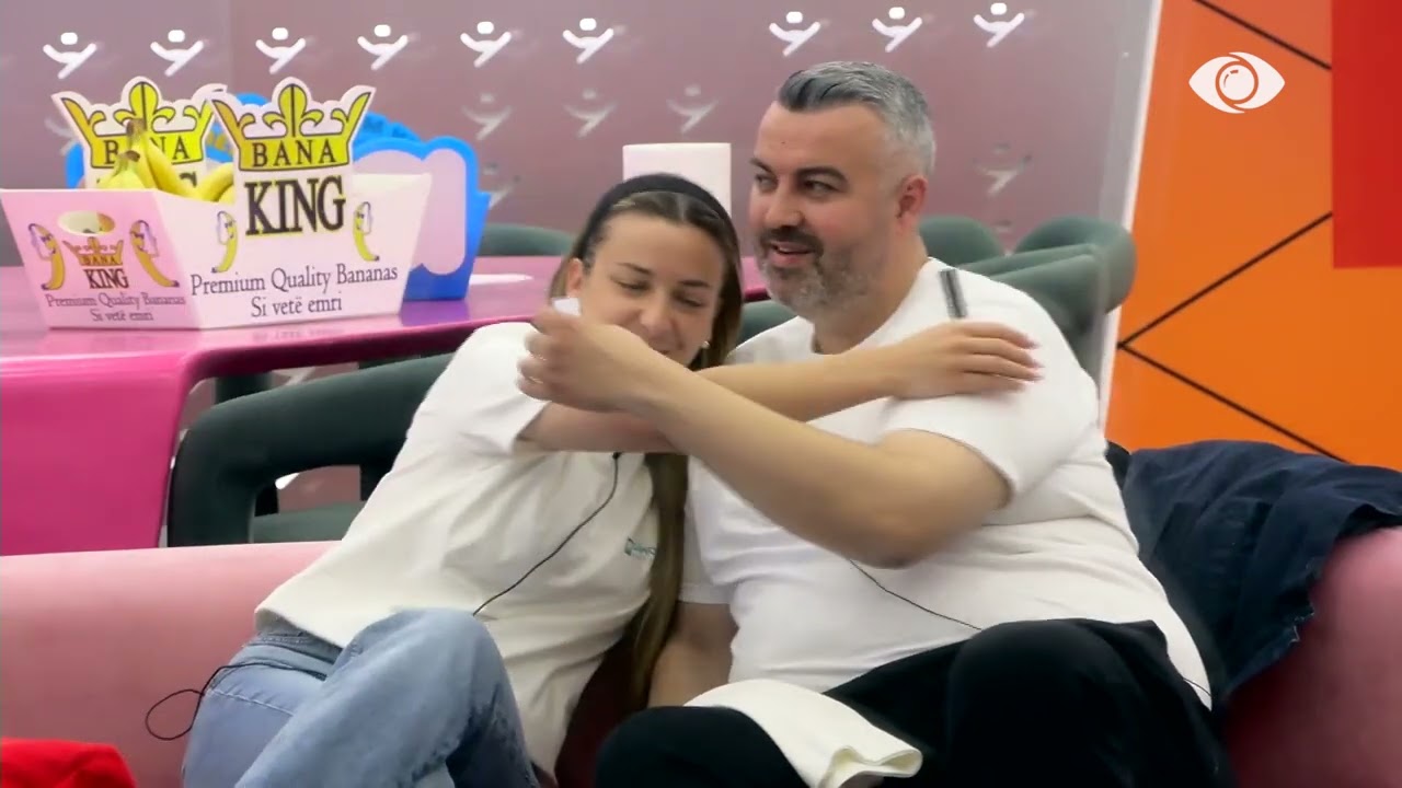 Sfida e buzëqeshjes/ Banorët të ndarë në grupe bëjnë njëri-tjetrin për të qeshur