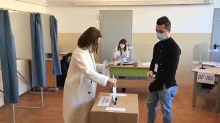 VIDEO - Președinta Consiliului Județean a votat dis de dimineață - Daniela Cîmpean a votat la Școala 1 1 video